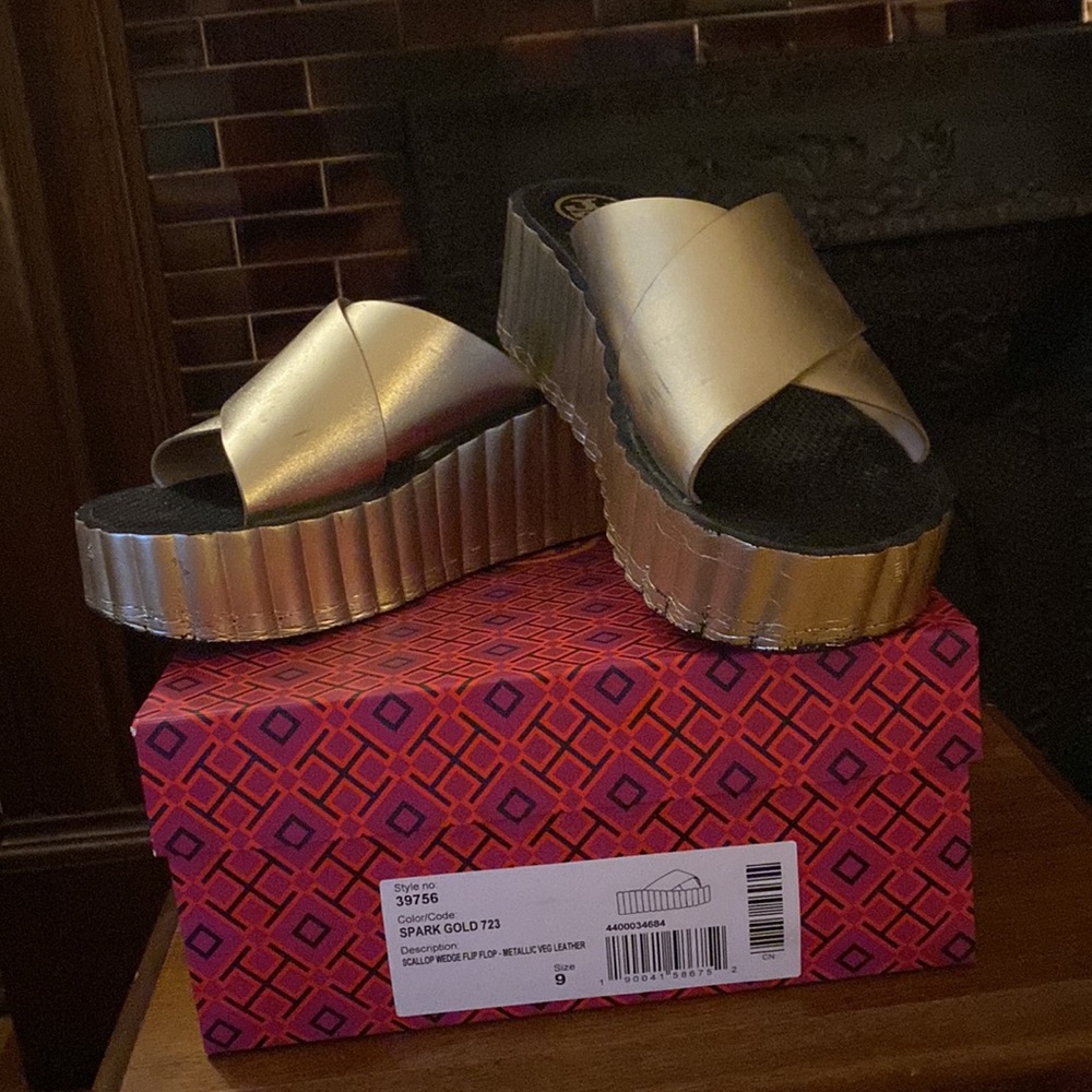 Tory Burch Scallop Wedge Flip Flop in Gold